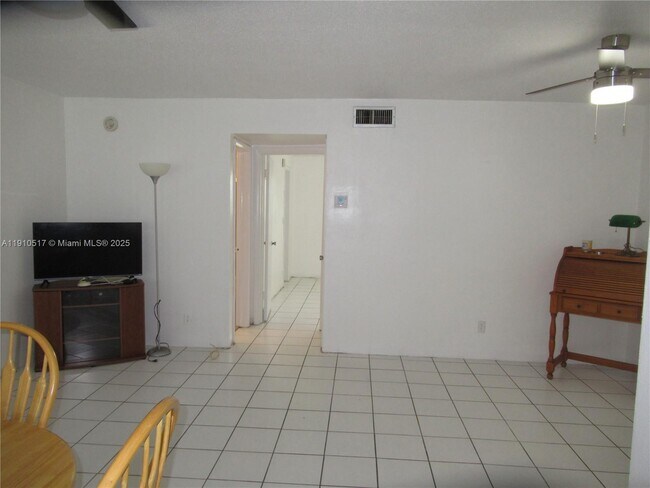 Building Photo - 581 Blue Heron Dr