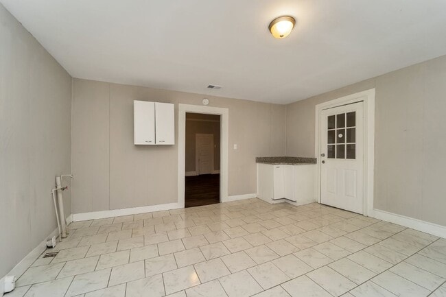 Building Photo - Cozy, Stylish, and Newly Renovated in the ...