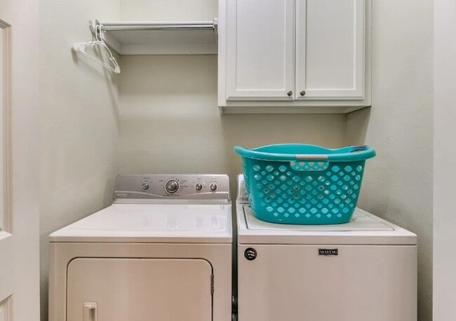 Building Photo - Adorable duplex + Edmond Schools + Lawncar...