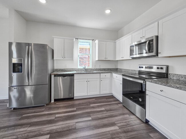 Building Photo - ***Move-in Special*** Move in by 11/30/202...