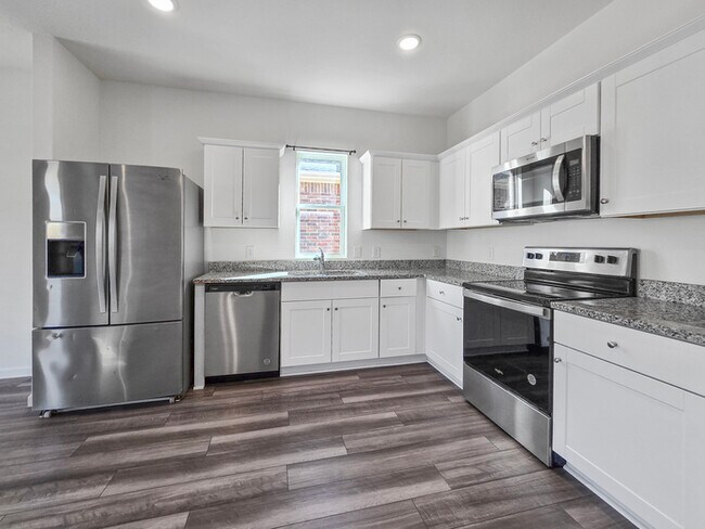 Building Photo - ***Move-in Special*** Move in by January 15,2026 and receive $500 off on second month’s rent!