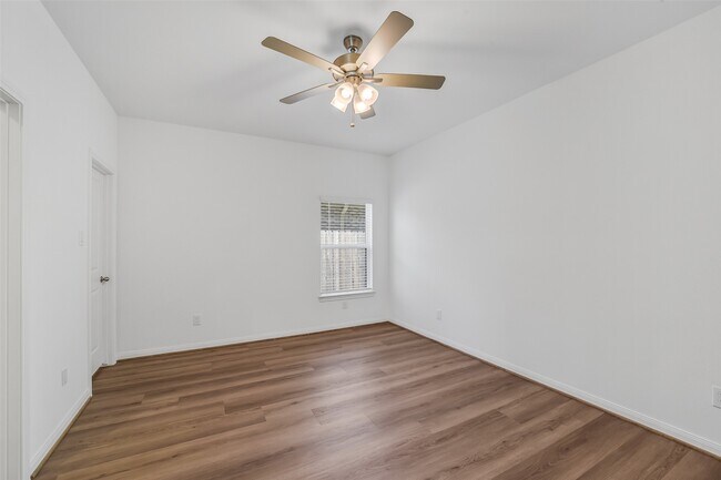 Building Photo - 13614 Pine Dr