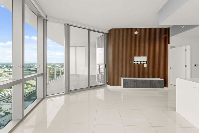 Building Photo - 851 NE 1st Ave