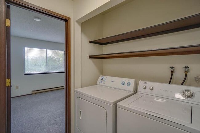Building Photo - THREE BEDROOM TOWN HOME WITH GARAGE IN HAZEL DELL