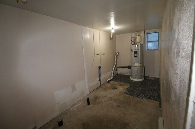 Building Photo - 623 E Sanson Ave