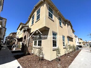 Building Photo - Newer 3bd/2.5ba North Natomas Townhouse with 2 Car Garage!