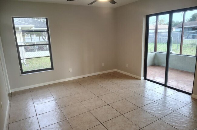 Building Photo - 437 Short Dr