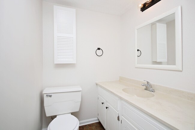 Building Photo - Four Seasons Condo Near Rt 29 Shopping & D...