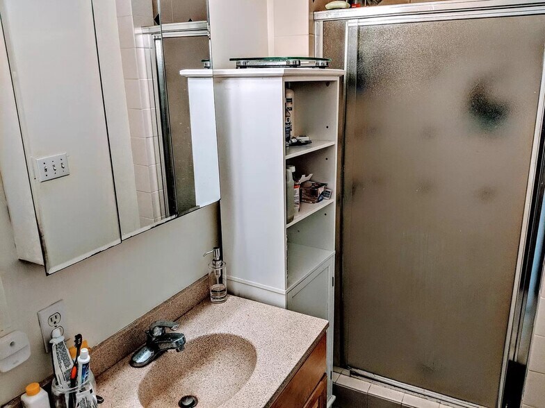 Back Bathroom - 6 Porter Rd