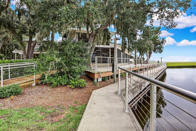 Building Photo - 2070 Beachwood Rd