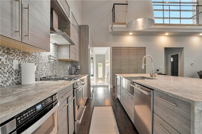 Building Photo - 1572 N Desoto Pl