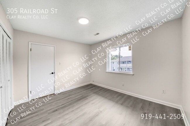 Building Photo - 305 Railroad St