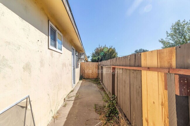 Building Photo - 10400 Lower Sacramento Rd