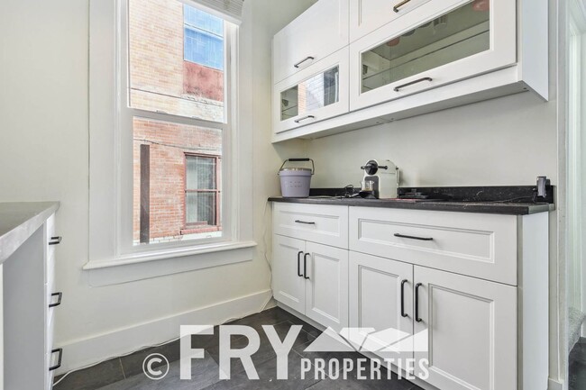 Building Photo - Stunning Victorian Home Near City Park