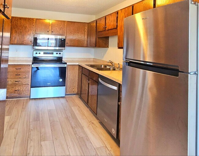 Building Photo - Plymouth Condo For Rent