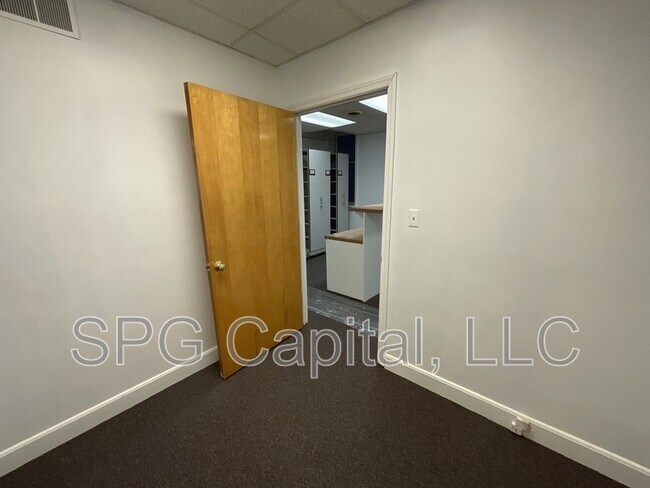 Building Photo - 5 Center Square