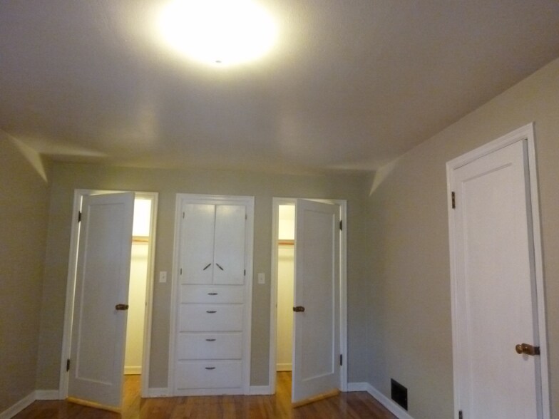 Building Photo - 825 E 35th Ave