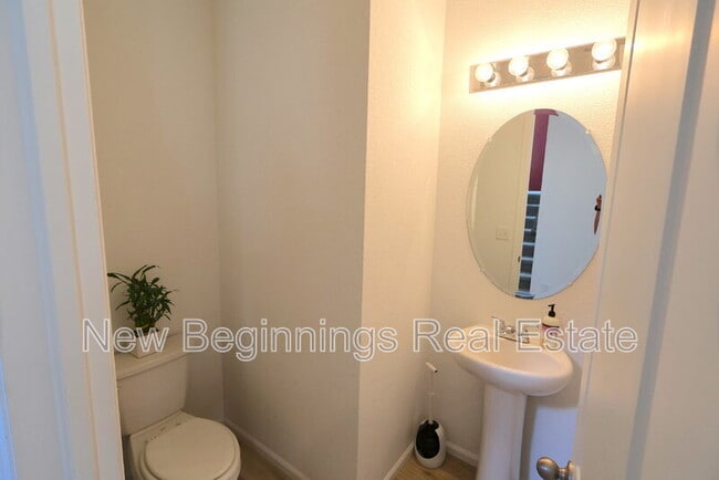 Building Photo - 16487 Mountain Flax Dr