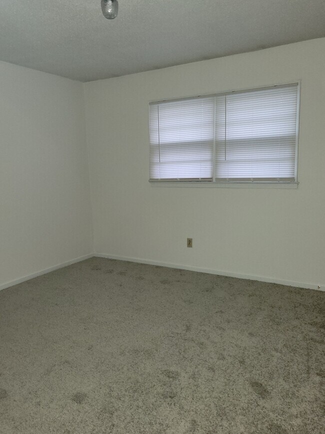 Building Photo - Townhome