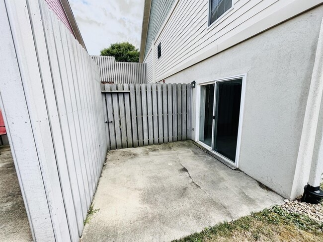Building Photo - 17 Rosewood Ct