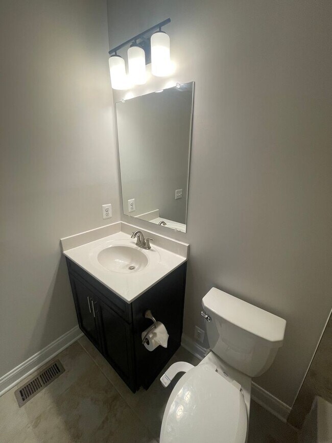 Building Photo - End of unit townhome in Trails at Beech Cr...