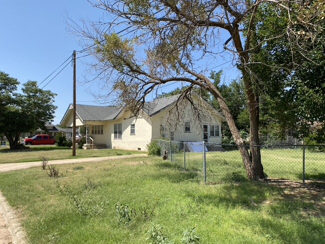 Building Photo - 400 W Garza St