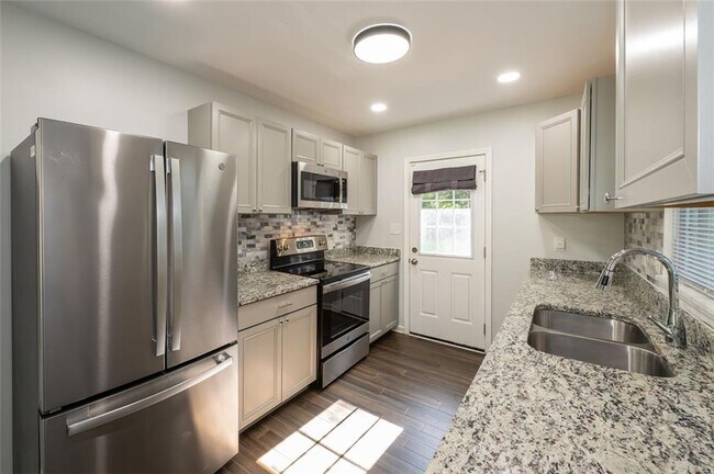 Building Photo - 3079 Cloverhurst Dr