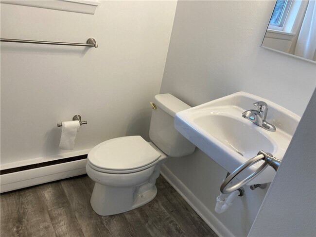 Building Photo - 326 E Linden Ave