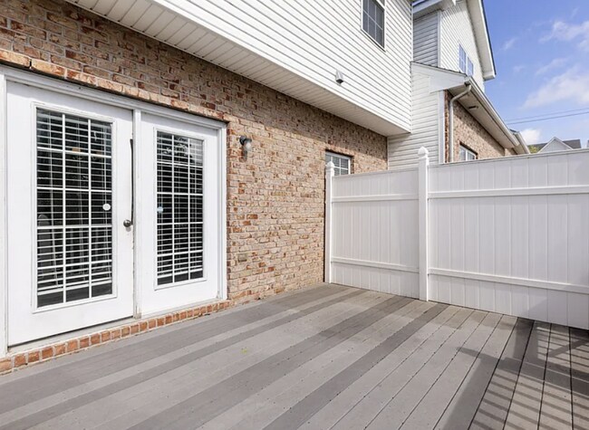 Building Photo - Renovated End-Unit Townhome with Spacious Primary Suite