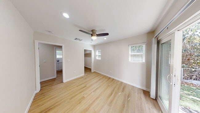 Building Photo - Easy Walk to Campus (Lease out, pending signatures. Check back in a few days!)