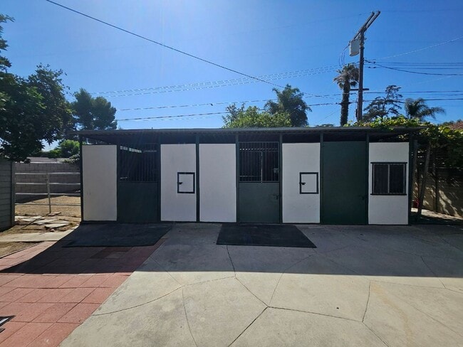 Building Photo - **Charming 3-Bedroom Home in Burbank Rancho**