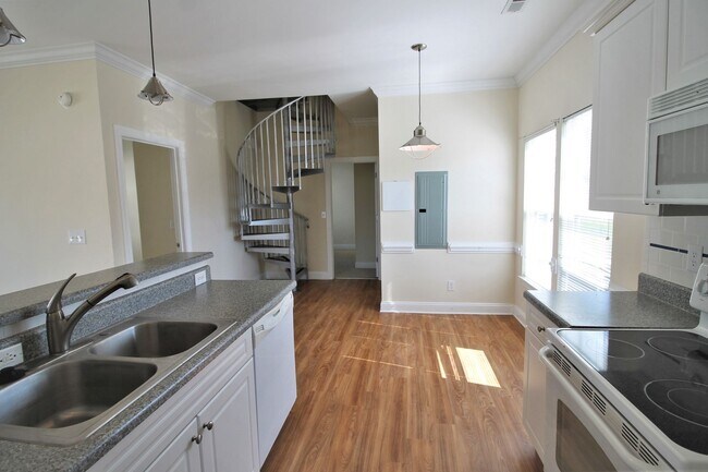 Building Photo - 2BR, 2BA Duplex with Close Water Access fo...