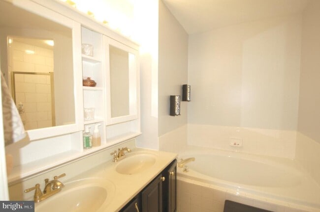 Building Photo - 539 Tschiffely Square Rd