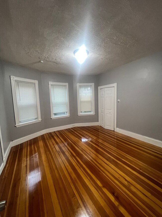 Building Photo - 8inw