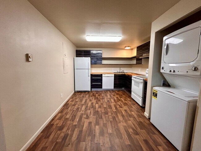 Building Photo - $0 DEPOSIT OPTION. COZY 2-BEDROOM CONDO WITH NO CARPET, 2 PARKING SPACES, IN WESTMINSTER. WITH EA...
