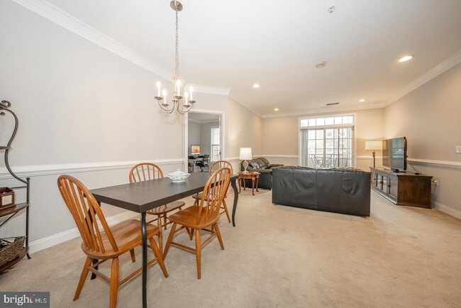 Building Photo - 300 W Elm St