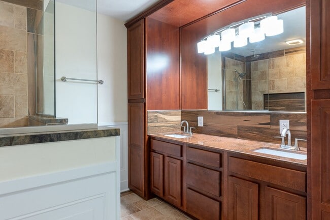 Building Photo - Beautiful home with amazing view