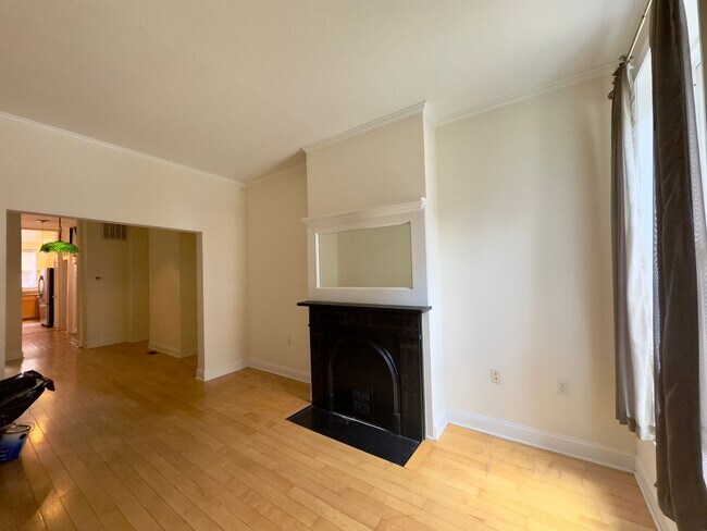 Building Photo - Inviting 3-Bedroom Single Family Townhome ...