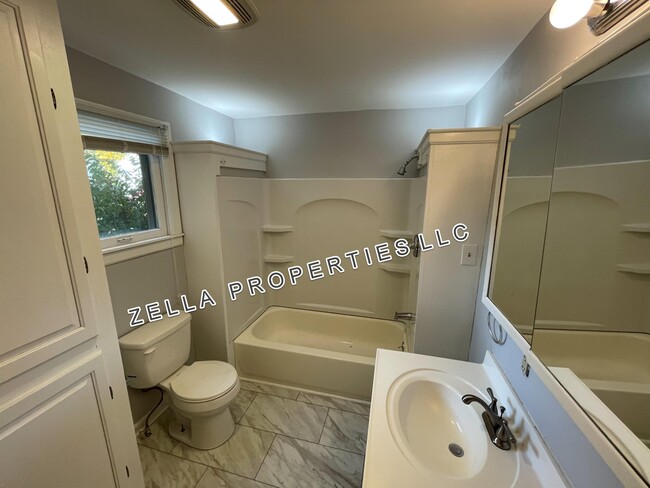 Building Photo - 407 E Burgess St