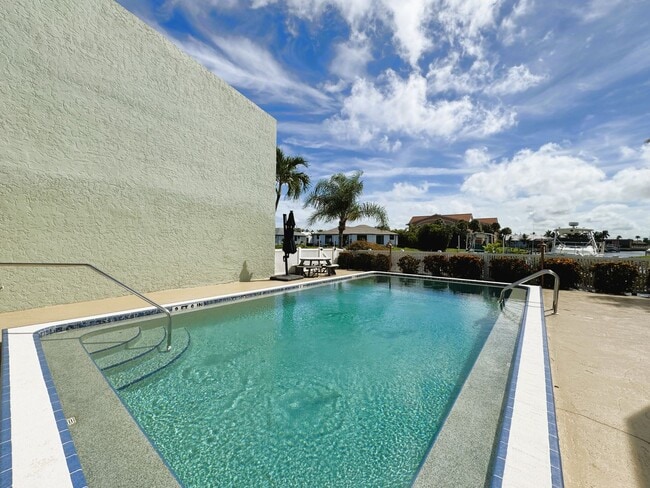 Building Photo - 1400 Mineo Dr