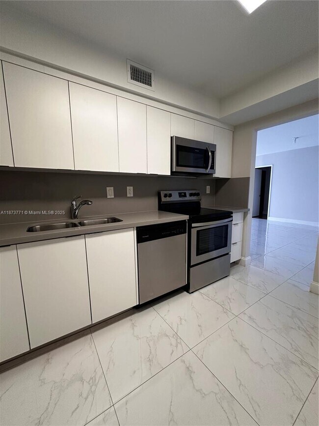 Building Photo - 3731 N Country Club Dr