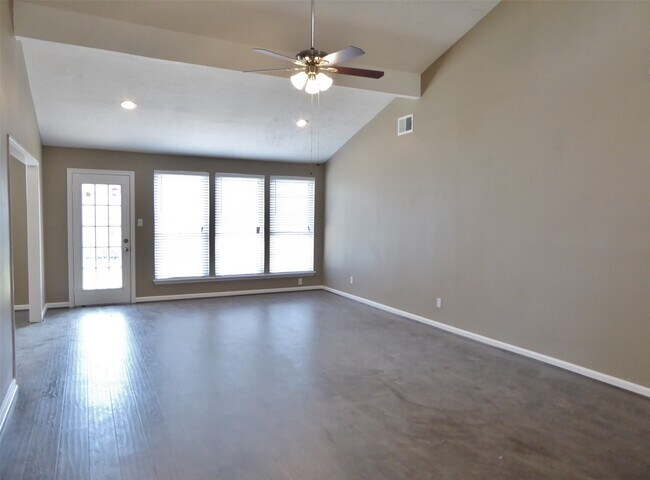 Building Photo - 21311 Park Mt Dr