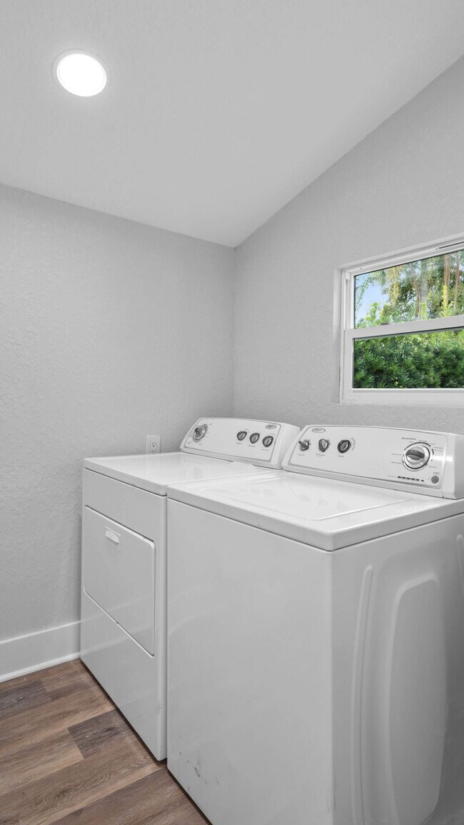 Building Photo - 1007 E Comanche Ave