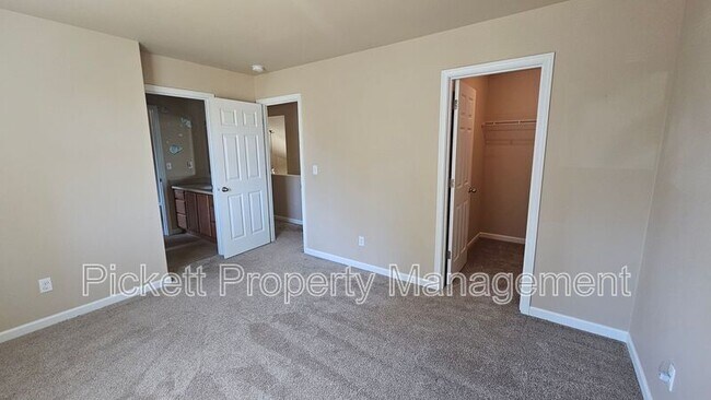 Building Photo - 102 Goldenrod St
