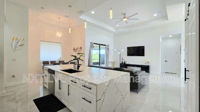 Building Photo - 220 NE 8th Pl