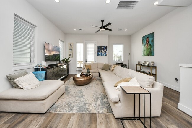 Building Photo - 3905 B Pinemont Dr