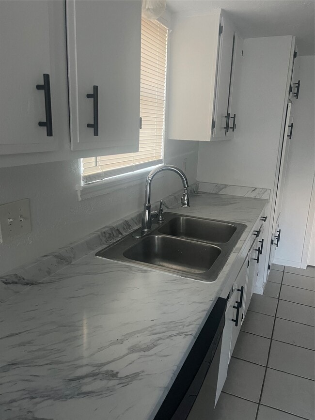 Building Photo - 7015 Maple Fox Dr