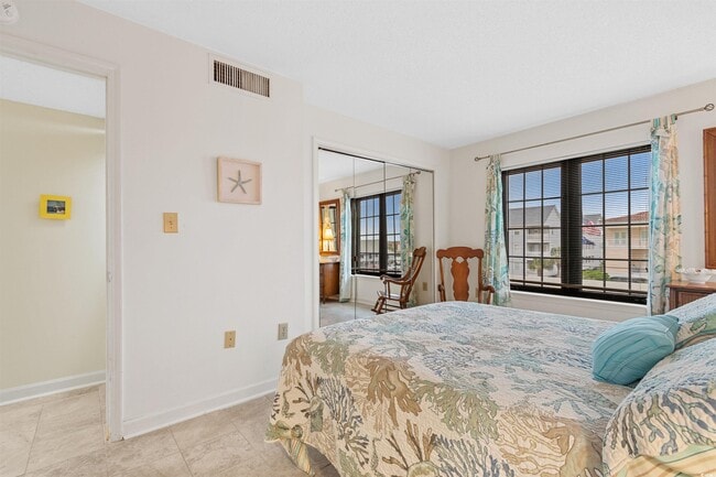 Building Photo - 1086 N Ocean Blvd