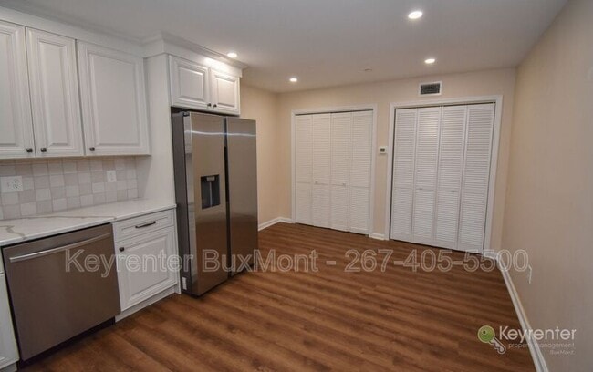 Building Photo - 4 W Oakland Ave