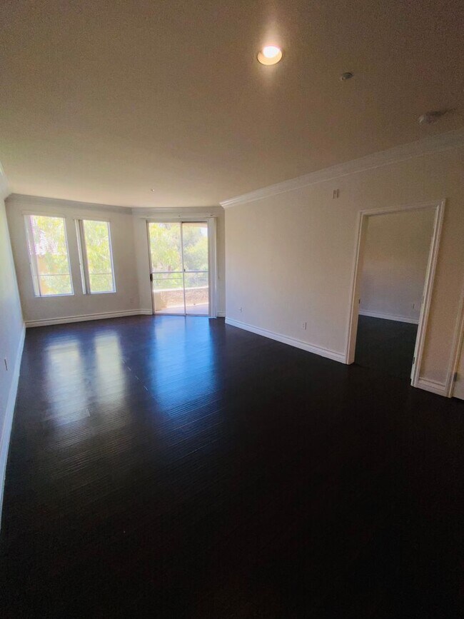 Building Photo - Beautiful, unfurnished luxury condo at the...